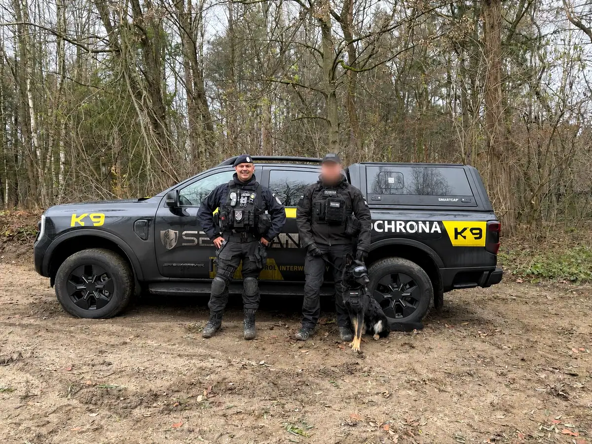 Przewodnicy z psem służbowym przy terenowym pojeździe K9 Securand
